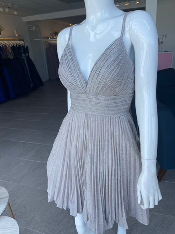 Vestido Corto de Fiesta con Escote en V y Detalles Plisados - AM391